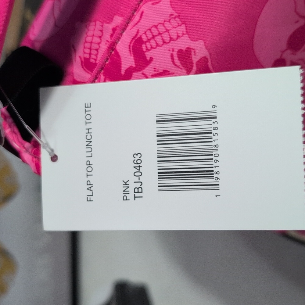 Betsey Johnson Insulated Lunch Tote Fuschia Fuchsia Skull Print With Skull Charm - Picture 7 of 12